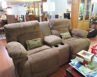 reclining fabric loveseat w/cup holders
