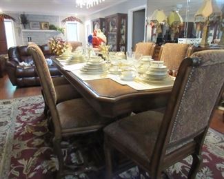formal dining table / pub height