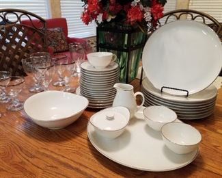 Syracuse Chevy Chase Dish Set