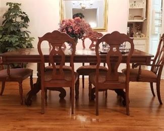 Formal Dining Table with 6 Chairs in beautiful condition