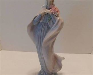 Lladro #5171 Madonna with Flowers - 12" Tall with original box.