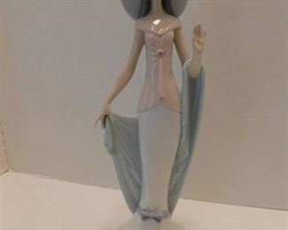 Lladro #6213 Lady of Nice 13.25" tall - with original box