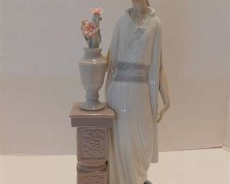 Lladro #5175 Lady Grand Casino - 14" Tall with original box.