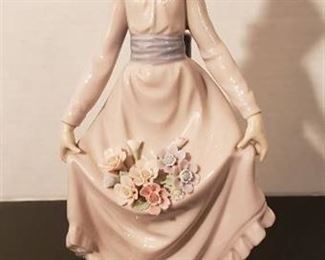 Lladro #5027 Flowers in the Basket, 10" Tall - with original box