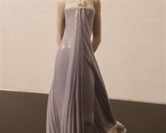 Lladro #5644 Susan, 8.25" Tall - with original box