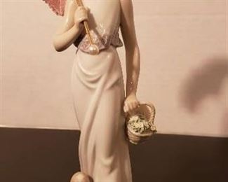 Lladro #7617 Garden Classic, 9" Tall - with original box