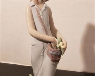 Lladro #7712 Tulip Garden, 9" Tall - with original box