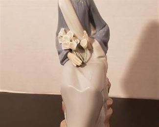 Lladro #4972 Sitting Girl with Lillies, 9.5" Tall - with original box