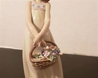 Lladro #5605 Floral Treasures, 8" Tall - with original box