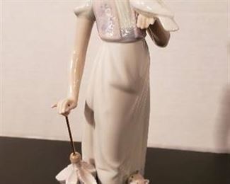 Lladro #7611 Summer Stroll, 9" Tall - with original box