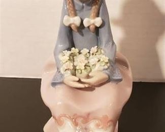 Lladro #5554 Pretty and Prim, 6.25" Tall - with original box
