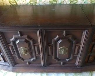 Zenith Stereophonic Turntable, Cassette Player, and AM/FM Radio Solid State Console 63" by 18.5" by 27" Asking $150.00 Zenith powers up and radio and cassette player works. Could not figure out how to turn on turntable, it probably does work.