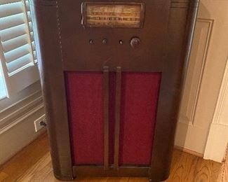 1935(ish) Truetone Console radio with working lights! Overall working condition is unknown. 