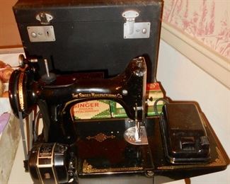 SINGER FEATHERWEIGHT W/CASE & ATTACHMENTS