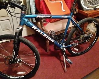RALEIGH M600 MOUNTAIN BIKE