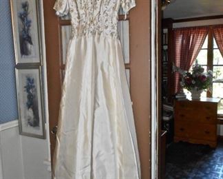 LOVELY WEDDING DRESS