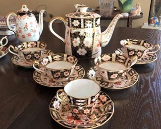 C47 - ROYAL CROWN DERBY TRADITIONAL IMARI COFFEE POT AND FIVE CUPS & SAUCERS