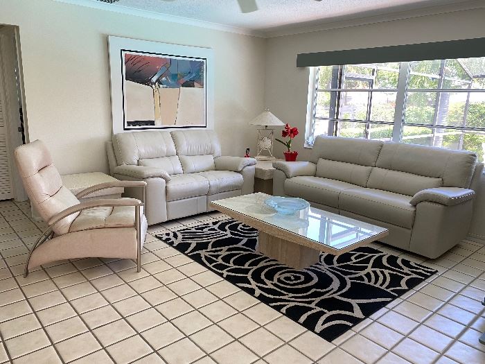 Set Couch & loveseat electric recliners.