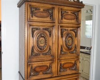 $500 for 6 pieces Antique King Bedroom Set 
King Headboard 82"W x 40"H
Dresser 81 1/2"W x 22 1/2"D x 30 1/2"H
Mirror
Armoire 40"W x 20 1/2"D x 81"H
Night Stands (2) 27"W x 22"D x 2ftH
Heavy furniture. 
Need 2 strong men to carry out.
