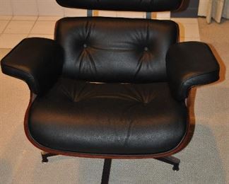 FRONT VIEW OF THE LOUNGE CHAIR!