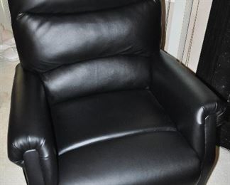 STUNNING BLACK LEATHER ELECTRIC POWERED RECLINER IN PRISTINE CONDITION , 32"W X 30"D X 41"H. OUR PRICE $495.00