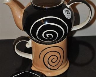 STACKING HERMAN DODGE & SONS 9" TEA POT AND CUP WITH 2 SWIRL TEA BAG HOLDERS.  OUR PRICE $25.00 SET