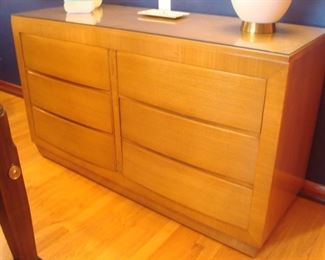 Bedroom: Now you can better see the front of the slightly curved R-WAY chest.