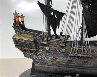 (TR-4) Disney’s Pirates of the Caribbean Black Pearl -3 Lanterns light up and cannons blink!