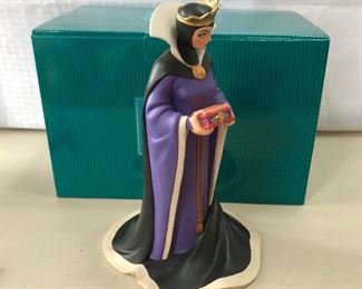 (D2) $20 Evil Queen “Bring back her heart” 1997 Event Sculpture *Chip on crown* 9.25” H- w/Box- NO COA