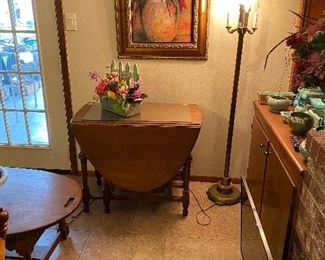 Beautiful Tulip Artwork, Drop Leaf Table, Antique Floor Lamp, Solid Wood Coffee Table, Flat Screen TV