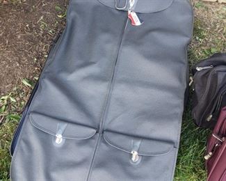 Basic authentic American Tourister garment bag. 1 hanger, 3 pockets. 39" x 23"