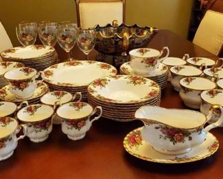 Vintage Royal Albert China "Old Country Roses"- serv. for 8 w additional pcs