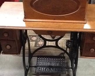 1900's New Home Sewing Machine w/cover