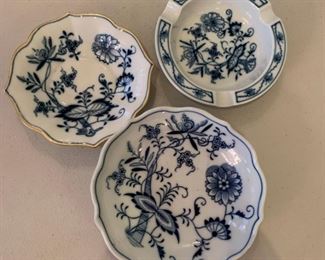 Meissen Blue Onion Ashtray and Small Dishes - $15 - Largest size 6"
