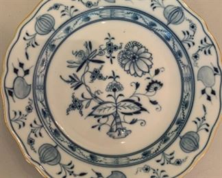 Gold Rimmed Meissen Blue Onion Dinner Plate - $25 - 10"