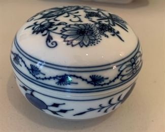 Meissen Blue Onion Jar - $25 - 3.5"