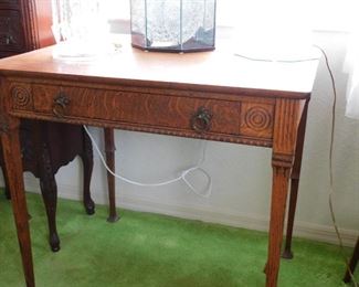 Beautiful little desk 30 w x 28.5 t 24 d