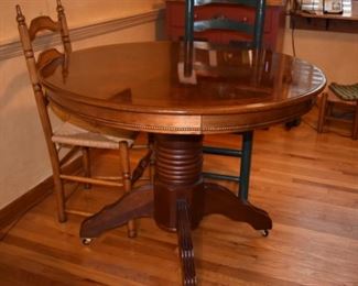 Antique Round Oak Table with beautiful Turned Column Base