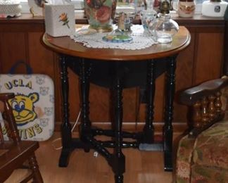 Beautiful Gate-leg Antique Drop Leaf Occasional Table