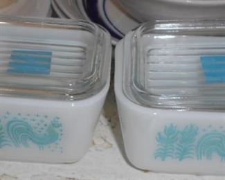 Pair Pyrex Refrigerator Containers