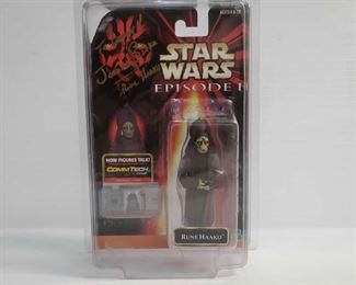 2067	

1999 Star Wars Rune Haako With Comm Tech Chip
New In Box, Appears To Be Signed
