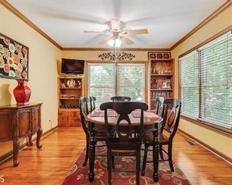 100% hardwood kitchenette with 6 chairs