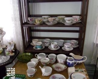 COLLECTION OF CUP & SAUCERS / ODD CUPS & CHINA PIECES