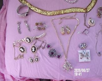 ESTATE COSTUME JEWELRY/SOME SIGNED