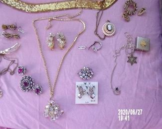 ESTATE COSTUME JEWELRY/ MUCH MORE NOT PICTURED