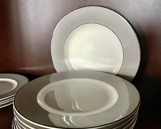 Partial set with 4 dinner plates 250.00