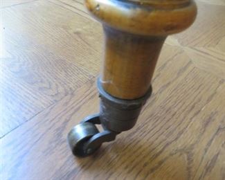  Henredon Console Table
Henredon
