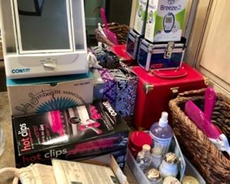 Makeup mirrors & toiletries 