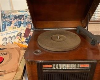 130 General Electric Table Top Turn Table Radio