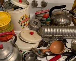 137 Vintage Kitchen Items